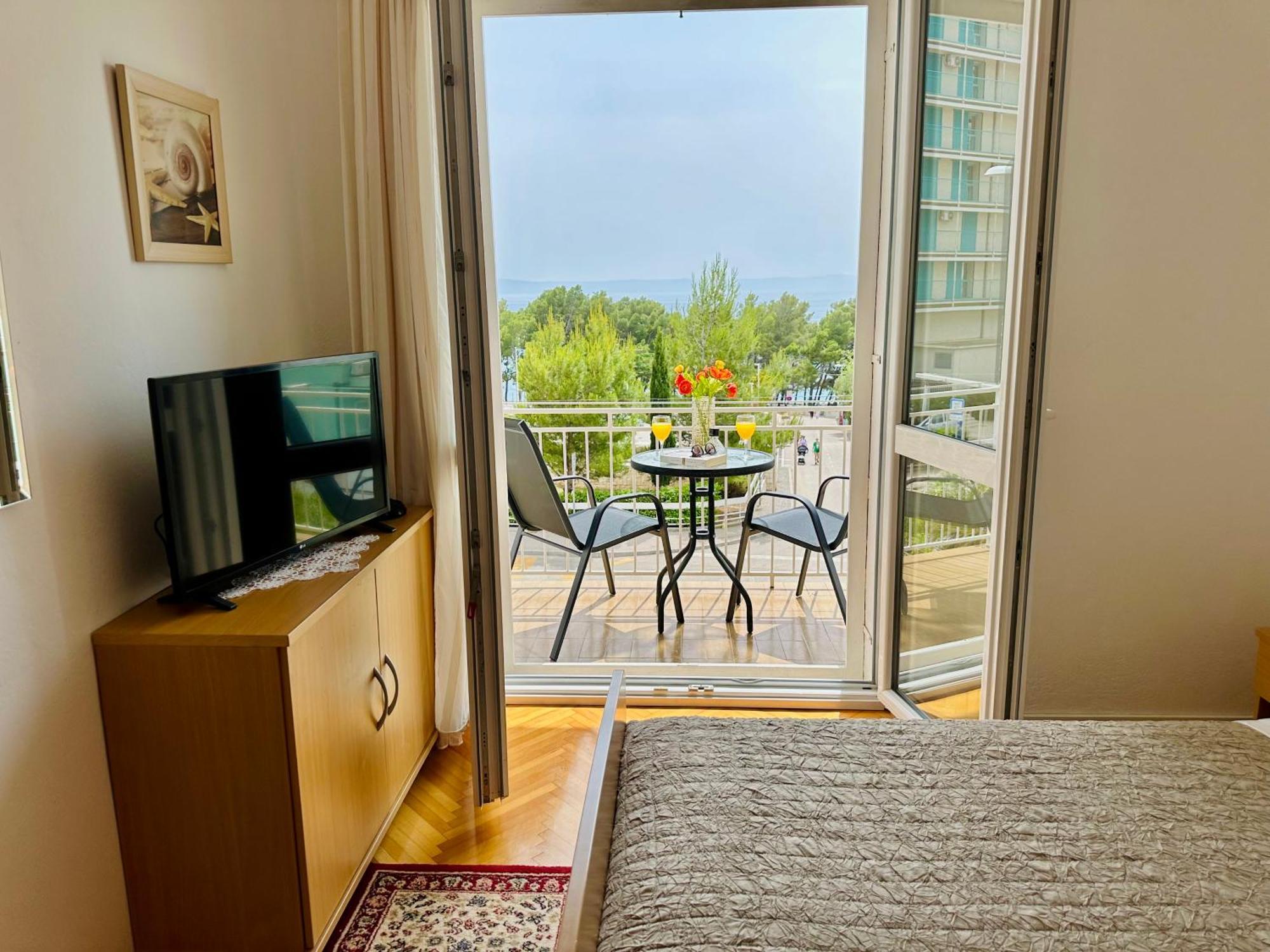Spacious Family Apartment Near The Beach Makarska Exterior photo